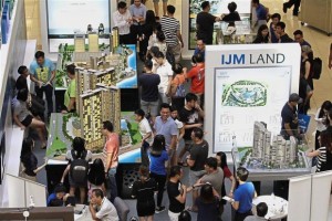 Big pull: Visitors taking a look at IJM Land’s projects during the StarProperty.my Fair 2017 at Gurney Plaza in Penang. 