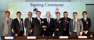 Cementing a partnership that will boost the local construction sector. (fourth from left) ML Global Berhad Group Managing Director, Tan Sri Lim Hock San, and (sixth from left) Sany Group China CEO, Mr Tang, shake hands after signing a Memorandum of Understanding to officiate the companies’ partnership. The MoU was witnessed by (fifth from left) Minister in the Prime Minister's Department, Datuk Seri Ir Dr Wee Ka Siong; (third from left) SME Corporation Malaysia Chairman, Tan Sri Dr. (Ir) Mohamed Al Amin Abdul Majid; and senior management of ML Global Berhad and Sany Group.