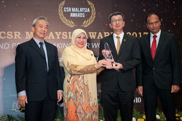 LBS to continue growing its social outreach and inspiring a socially conscious generation. (Third from left) LBS Bina Group Berhad group managing director Tan Sri Lim Hock San accepting the award from Women, Family and Community Development minister Datuk Seri Rohani Abdul Karim at the CSR Malaysia Awards 2017.