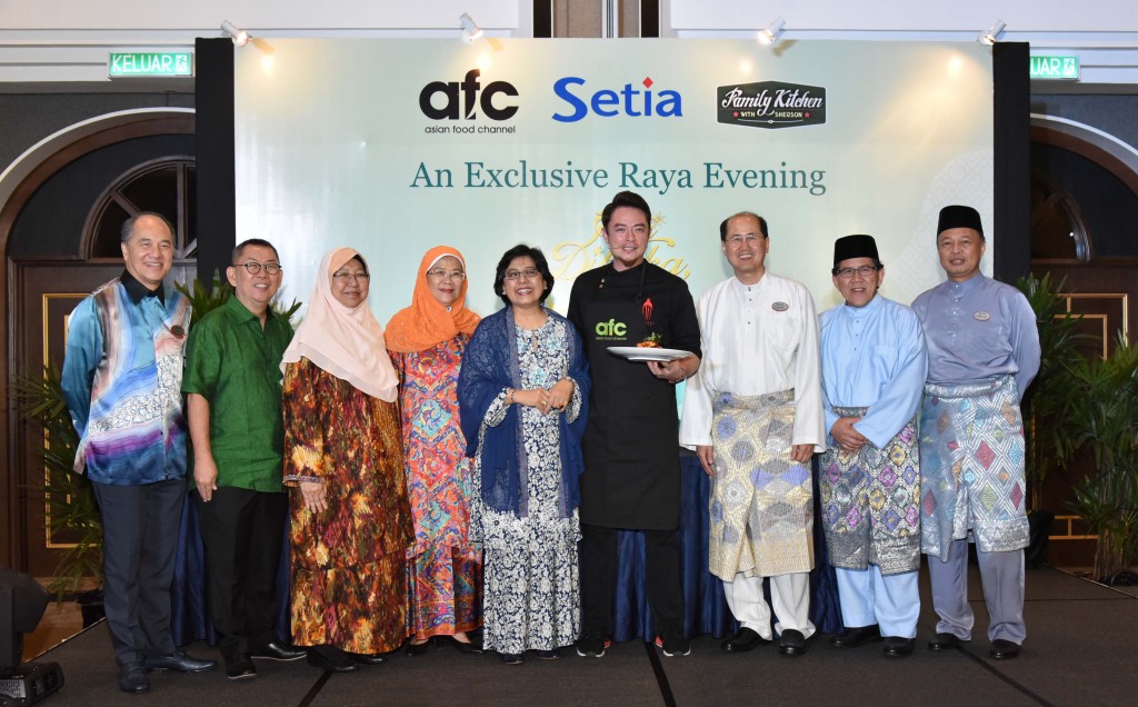 Celebrity Chef Sherson Lian (in full black) and the top management of S P Setia led by President & CEO Dato’ Khor Chap Jen (third from right) are all smiles at the exclusive Raya Evening.