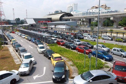 Jam-packed: Cars snake along the roads leading into the Glenmarie LRT station, with some even taking up space near the pick up/drop off zone and bus stops. — ART CHEN/The Star