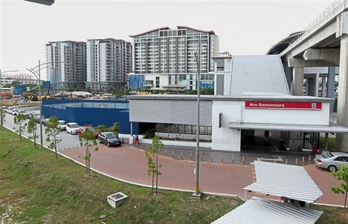 Cars are seen illegally parked by the roadside nearer to the Ara Damansara LRT station entrance. Read more at http://www.thestar.com.my/metro/community/2017/08/28/parkandride-facilities-need-improvement-say-commuters-concerns-over-security-as-many-parking-lots-ar/#eh8hpcdWcvZ2Rj2A.99