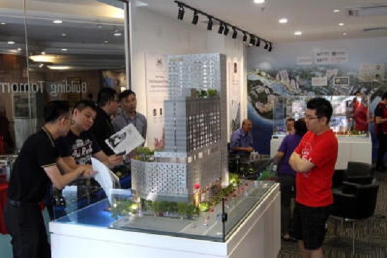 Hatten customers visiting the new sales gallery at Menara Northam. Starpic by: CHIN CHENG YEANG
