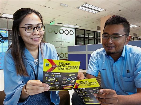 Nor Najihah (left) discussing a point with Mohd Azrin Abd Aziz on the DPS programme.