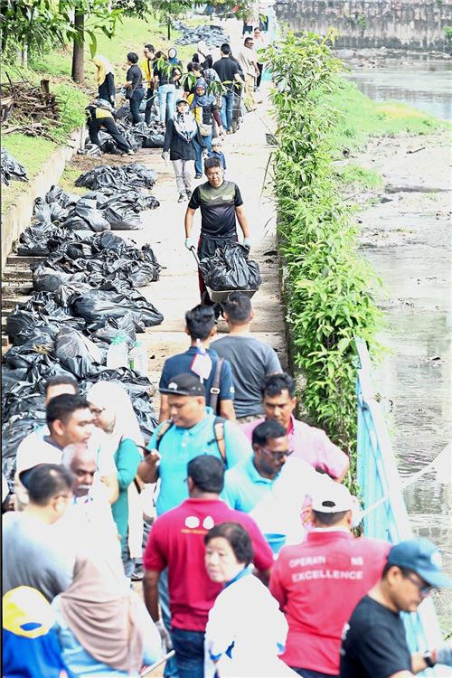 Kampung Kassipillay residents turning out in full force to clean up Sungai Batu.