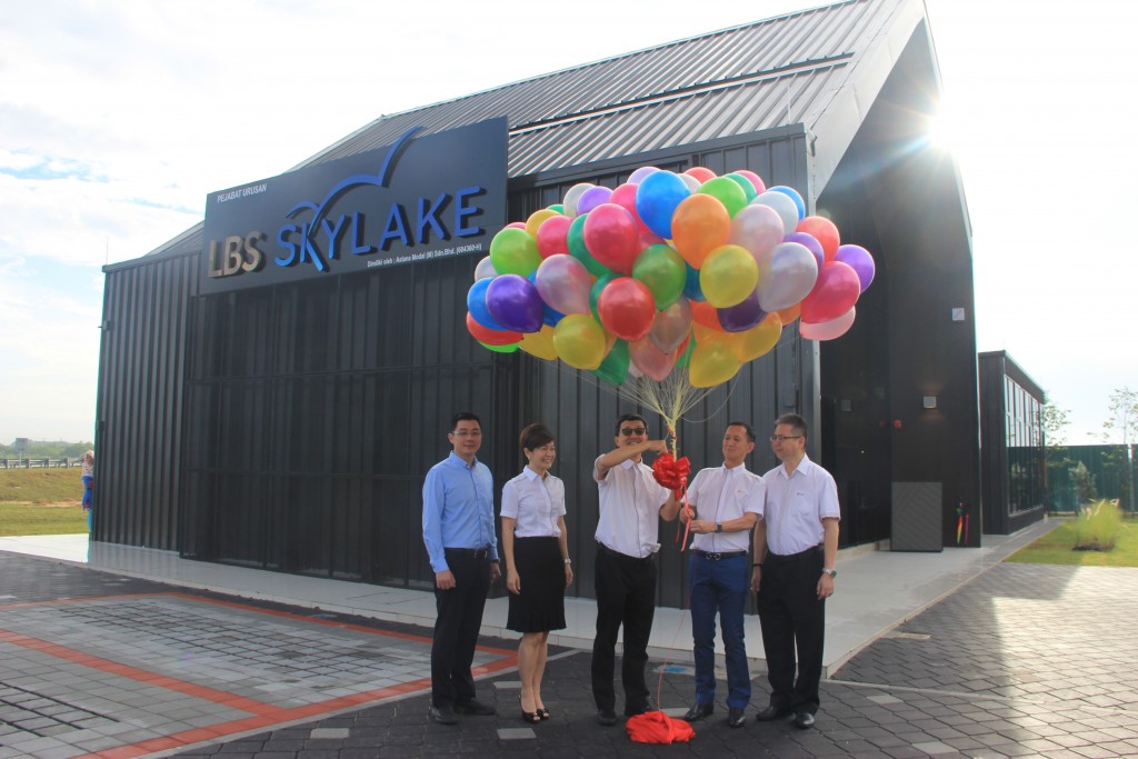 (Centre) LBS Group Managing Director, Tan Sri Lim Hock San; and (fifth from left) LBS Executive Director, Dato’ Cynthia Lim, with the LBS project team at LBS SkyLake Residence site, its newest affordable lakeside residential development located in Puchong.