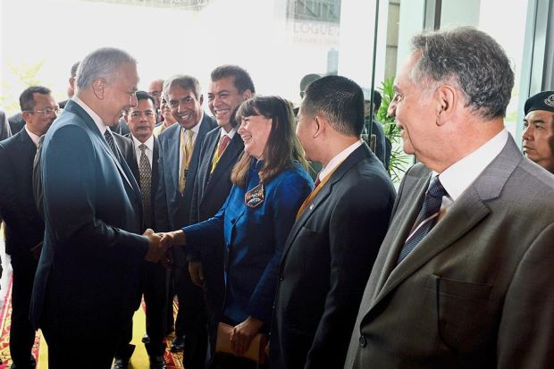 Meeting of minds: Sultan Nazrin greeting former Nasa astronaut Dr Catherine Cady Coleman when he arrived to deliver his royal address and officiate the Pangkor Dialogue 2017 in Ipoh. — Bernama