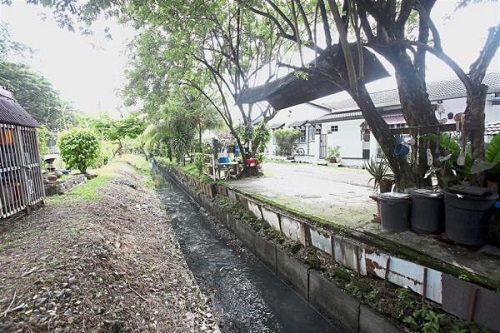 One of the two monsoon drains at the end of Lorong Loyang, parallel to the railway track. It has been proposed that the drain be widened to accommodate a larger volume of water.