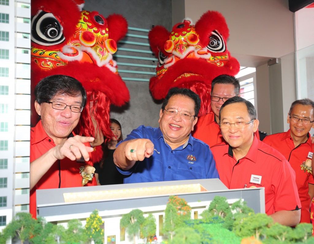YB Datuk Seri Utama Tengku Adnan bin Tengku Mansor (Minister of Federal Territories) looking at the scale model of M Centura. 