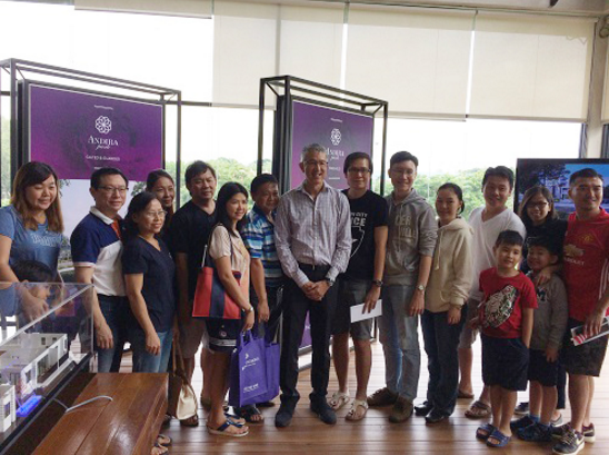 Khoo (center) with the first ten buyers of the Andira Park phase 2