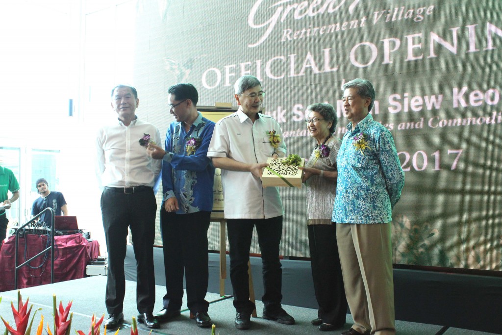 GreenAcres founder Siew Yin Leng presenting a souvenir to Minister of Plantation, Industries and Commodities Datuk Seri Mah Siew Keong during the official opening ceremony