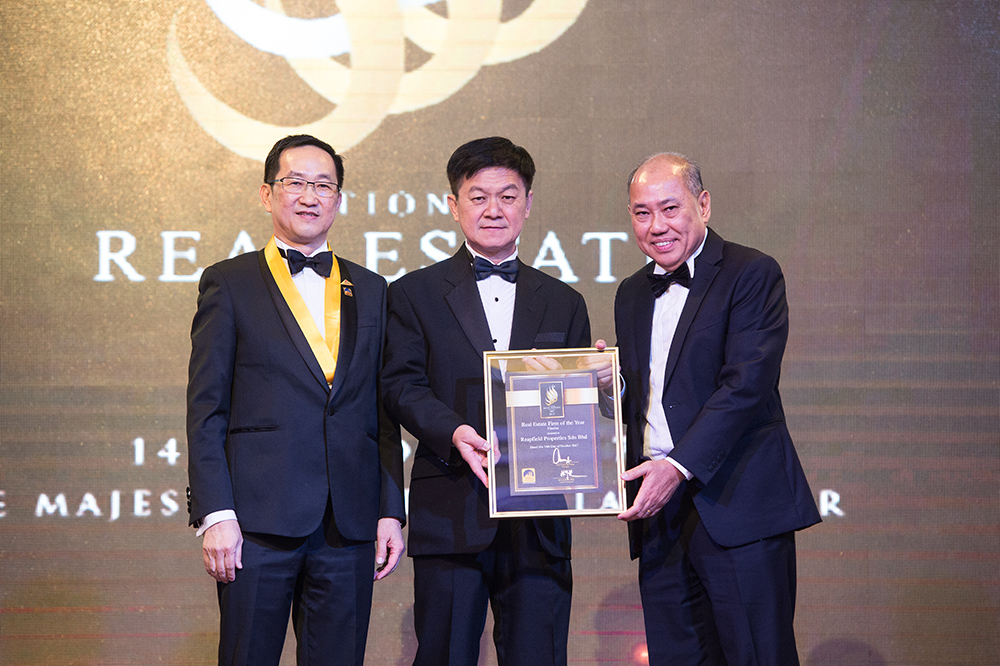 (From left to right) President of MIEA, Mr Eric Lim, Deputy Finance Minister, YB Dato’ Lee Chee Leong with the recipient of CEO Awards, Mr. David Ong
