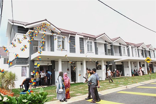 Houseowners mingling at the event organised by PKNS in Section 5, Kota Puteri, Batu Arang. — Photos: AZLINA ABDULLAH/The Star