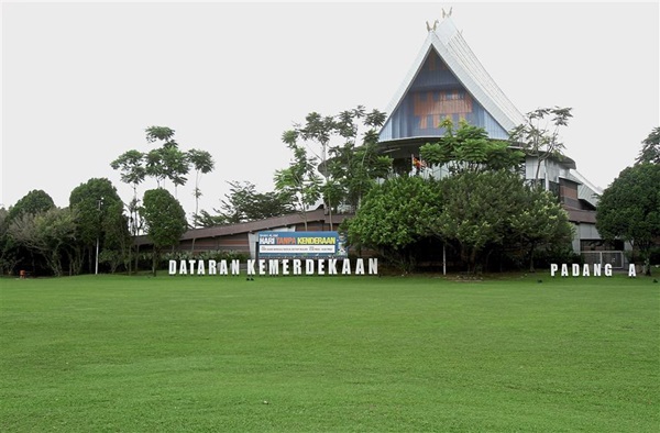Dataran Kemerdekaan is the place for families to gather on weekends for fun activities with the entire family.