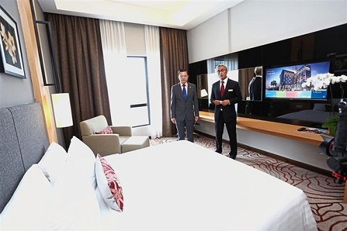 Impiana Hotel Senai general manager Tengku Ahmad Faizal (right) and Tee visiting one of the rooms.