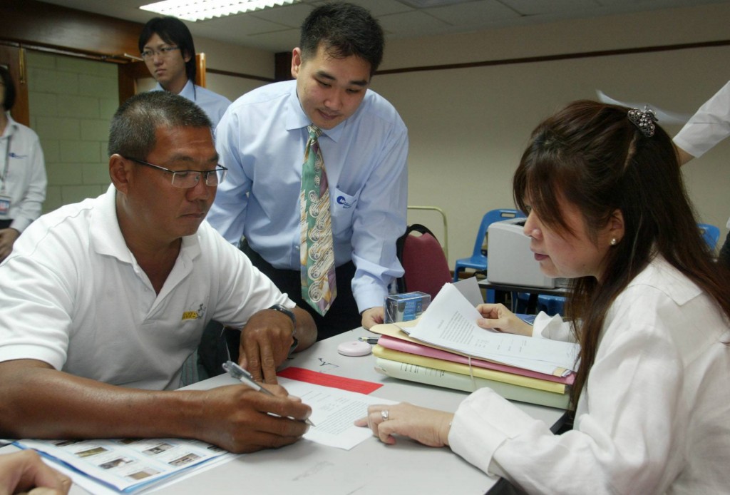 竞拍成功的人士即场在原有业主的代表律师及拍卖会职员见证下，签署法律协议。