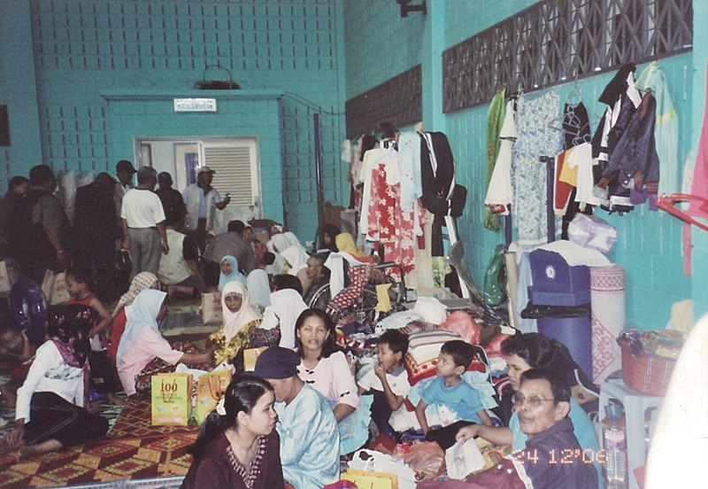 Auzir’s contribution to the flood victims at the Flood Relief Centre in 2007.