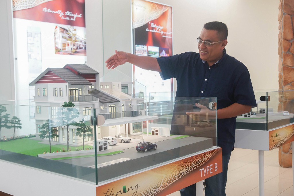 Badrul explaining the finer points of the Hening properties