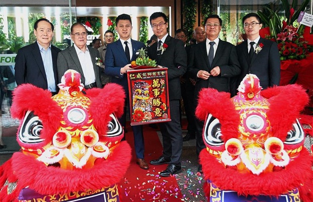 (From left) Tang, Chen, Chong, Zhou, Pheng and Country Garden Forest City sales and marketing deputy general manager Tian Wei are greeted by lions at the grand opening of the sales gallery.