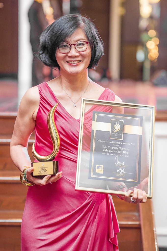 YY Lau posing with her Real Estate Agent of The Year trophy at the recently held 2017 MIEA Gala Dinner