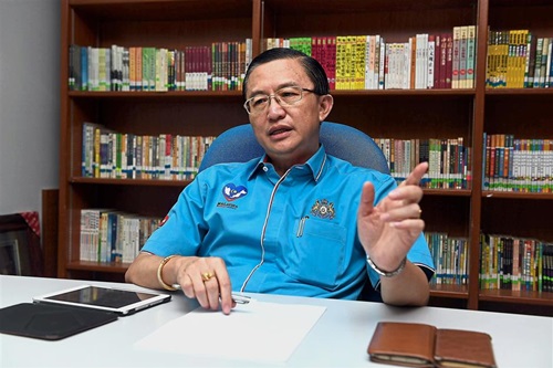 Tee says a new RM650mil bridge across Sungai Pulai between Gelang Patah and Serkat will cut travel time to Pontian by 45 minutes and further spur development. — Photo: Bernama