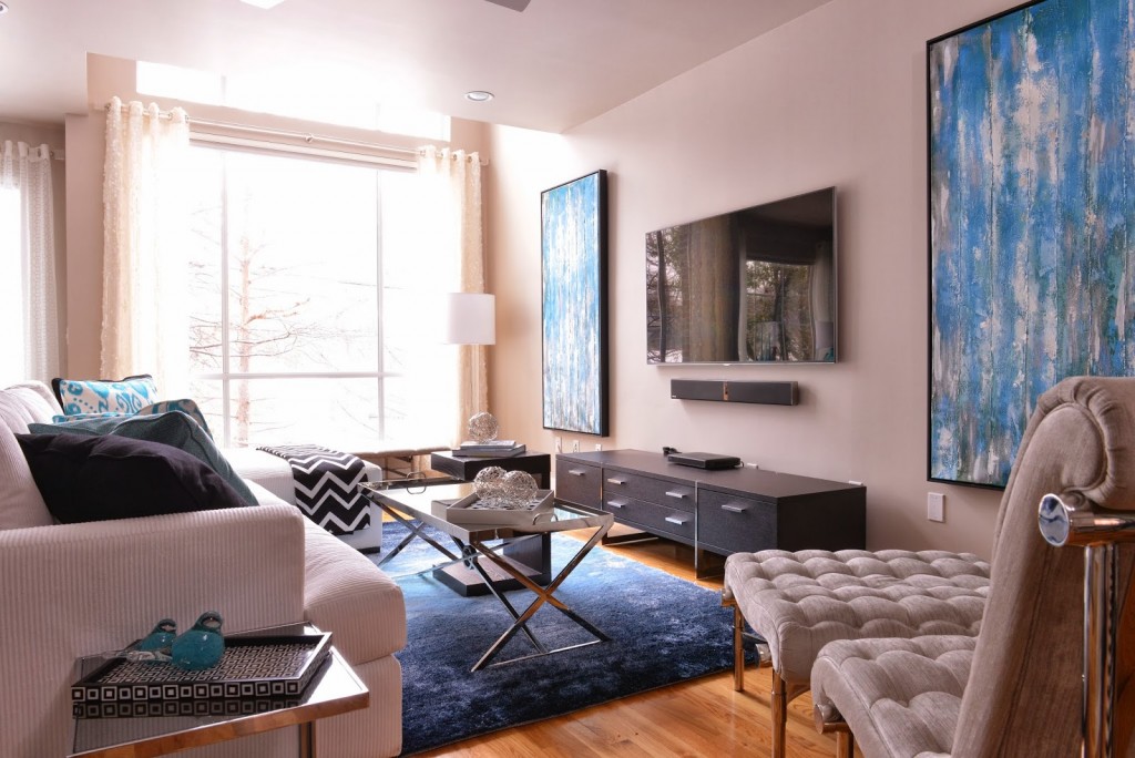 This compact living room, designed by Traci Connell Interiors, features a subtly warm shade of pink similar to Jotun’s “Blushing Peach” - with the versatile shade appearing lighter while under the influence of other bright colours and an abundance of sunlight.