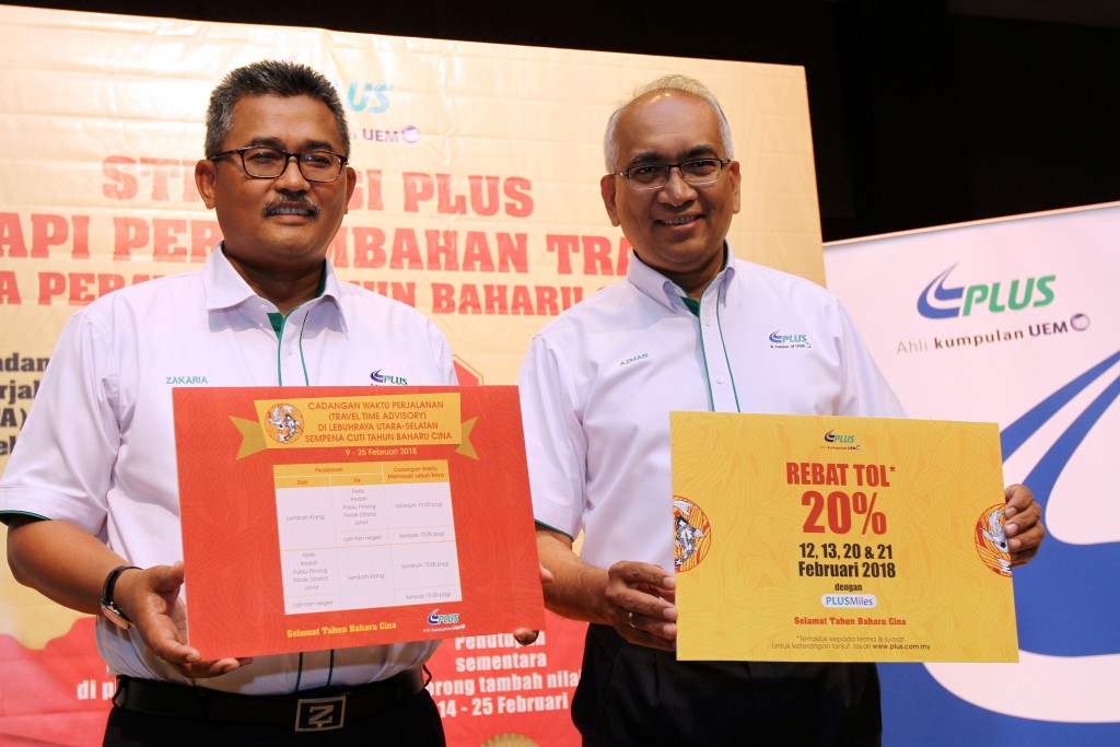 南北大道董事经理拿督阿兹曼依斯迈（右）及首席营运员加卡利亚向媒体讲解大道公司的农历新年应对措施。