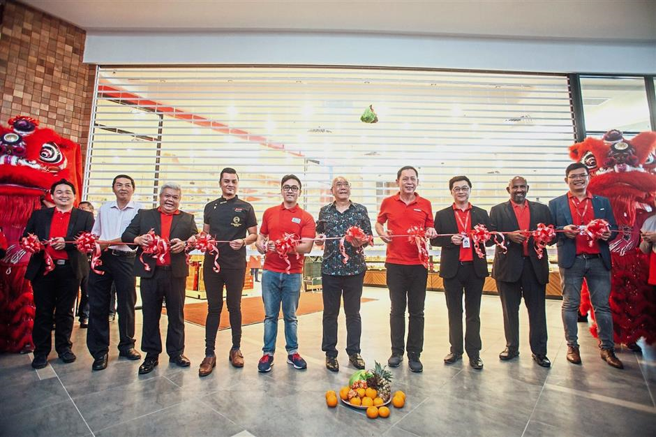 (From left) Sunway Property Development Division chief marketing officer Dr Gerard Kho, store manager Liew, Kevin, Fazley, Jaya Grocer operation director Daniel Teng, Jaya Grocer founder Teng Yew Huat, Chan, Wee Bee, Soosay and Centre Management assistant general manager Allan Tay launching the outlet in Iskandar Puteri.