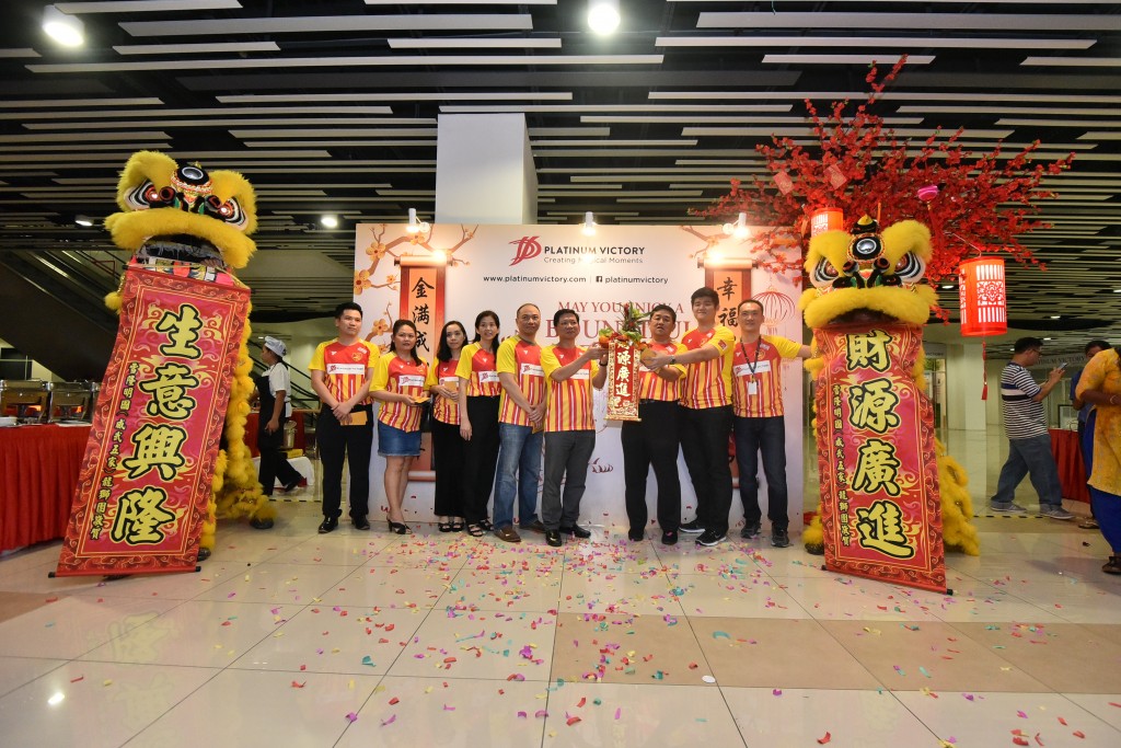 Platinum Victory’s Executive Director Gan Yee Hin (second from right) with Datin Seri Elaine Lee (third from right), Ong Choong Howe (first from right), Justin Wong (fourth from right), associates from M/S Ravi Moorthi (second & third from left) and CF Wong (left) at Platinum Victory CNY exclusive gathering, in conjunction with its PV18 Sales Gallery Opening ceremony on 9 February 2018.