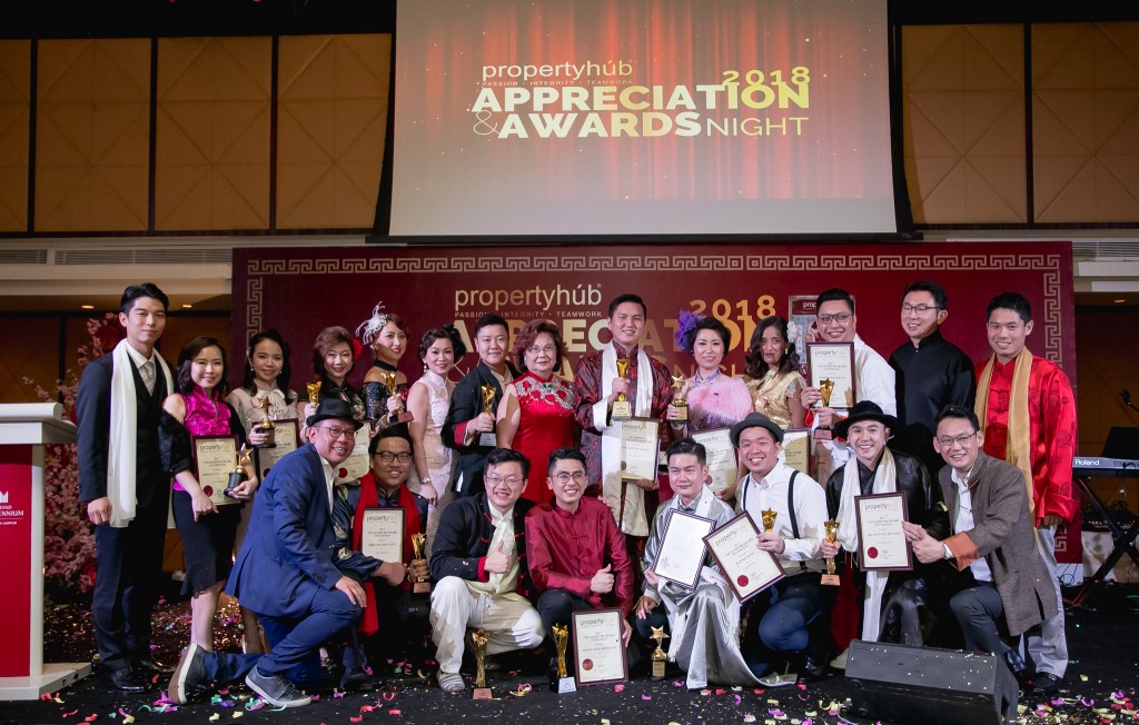 Property Hub Top Achievers with Madam Patricia Ng and PH management in their Shanghai best! 