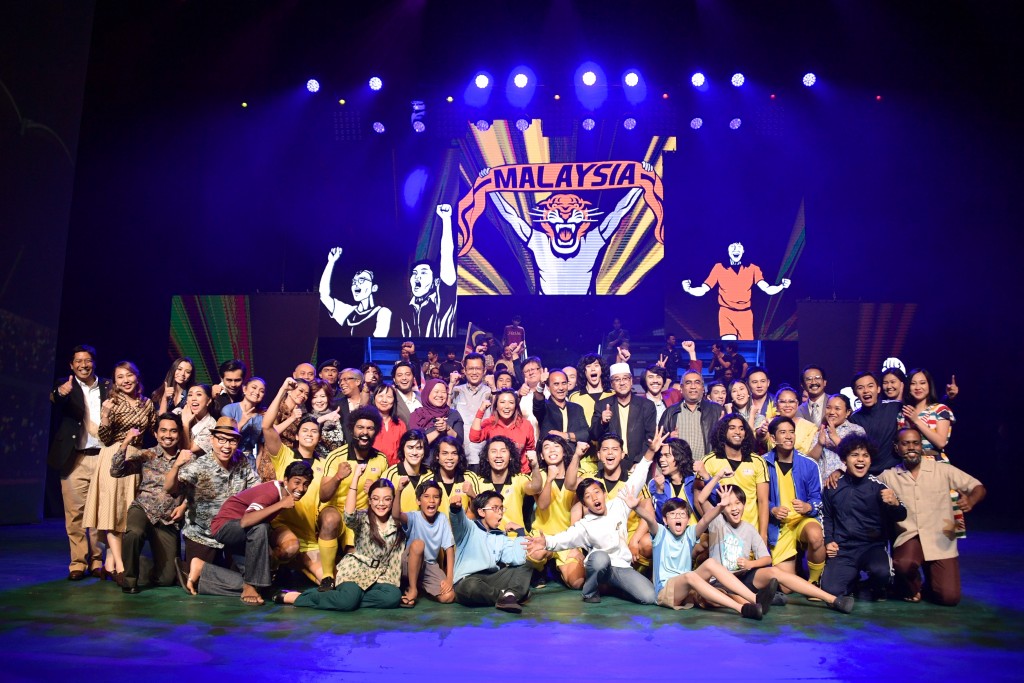 UEM Sunrise Bhd top managements with the Ola-bola production after the musical.