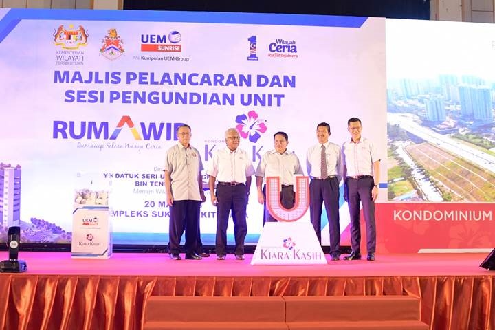 VIPs on stage to launch the RUMAWIP project. (From left) Tan Sri Haji Mohd. Amin Nordin Abd. Aziz, Tan Sri Zamzamzairani Mohd Isa, YB Datuk Seri Utama Tengku Adnan Tengku Mansor, Datuk Seri Adnan Haji Md Ikhsan; and Anwar Syahrin Abdul Ajib.