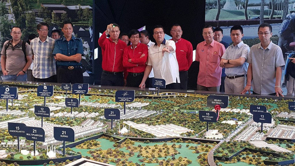 Mah Sing Group Bhd senior general manager Benjamin Ong showing chief executive officer  Datuk Ho Hon Sang, Minister of Transport  YB Datuk Sri Liow Tiong Lai and other guests the location of SJK (C) Sim Mow Yu on the Meridin East Masterplan.