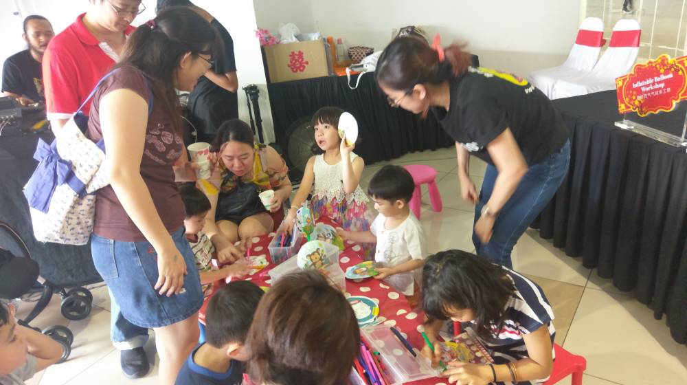 Pix_3_Children__parents_painting_their_inflatable_balloons_at_PV18_Residence_Official_Launch__CNY_Celebration