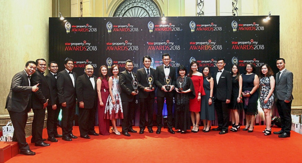 (eighth from left) UEM Sunrise Bhd general manager Ashraf Othman, general manager Ir.Lye Chien Yung, Anwar Syahrin and sales and marketing general manager Everlyn Khaw posing for a photo with team members to celebrate their multiple victories.