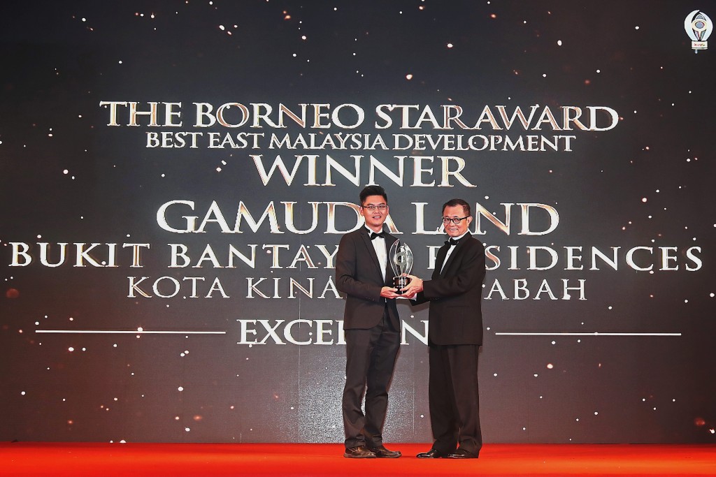 Gamuda Land Bukit Bantayan Residences general manager Cheo Yuan Ping receiving The Borneo Star Excellence Award from Star Media Group Bhd chairman Datuk Fu Ah Kiow.