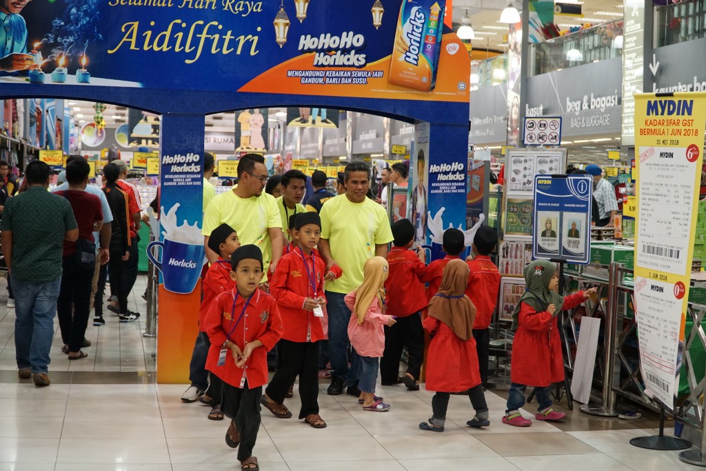 Naza_TTDI_-_Volunteers_with_orphans_at_Mydin_in_USJ_Subang_Jaya