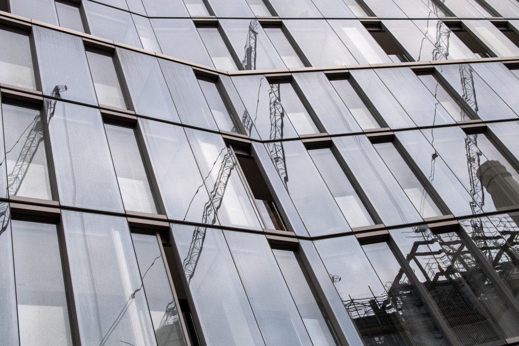 Luxury Homes Lure Hedge Fund Cash As Banks Get Squeamish