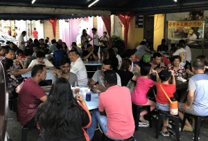 ipacrowded180218 6... Roadside tables of a famous restaurant in Ipoh were full during the Chinese New Year holidays.
