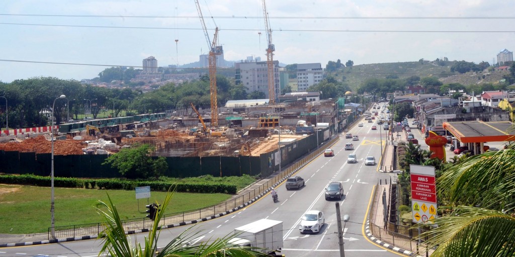 这个原本供市民进行康乐活动的足球场被前朝政府转售发展公寓。目前此项目完成阶段性工程,引起附近居民强烈不满。