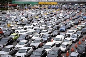 PETALING JAYA, 27 Mac -- SESAK ... Kenderaan-kenderaan terkandas dalam kesesakan lalu lintas di Plaza Tol Lebuhraya Damansara Puchong (LDP) Bandar Sunway ekoran hujan lebat sejak awal pagi tadi. Hujan lebat sejak semalam turut meliputi beberapa tempat di sekitar Lembah Klang ini ekoran peralihan monsun yang dijangka berterusan sehingga pertengahan Mei ini sekaligus menandakan berakhirnya Monsun Timur Laut. Jabatan Meteorologi Malaysia menerusi kenyataan berkata Keadaan cuaca yang lazim semasa tempoh itu ialah hujan lebat, ribut petir dan angin kencang terutamanya pada waktu petang dan awal malam. --fotoBERNAMA (2018) HAK CIPTA TERPELIHARA