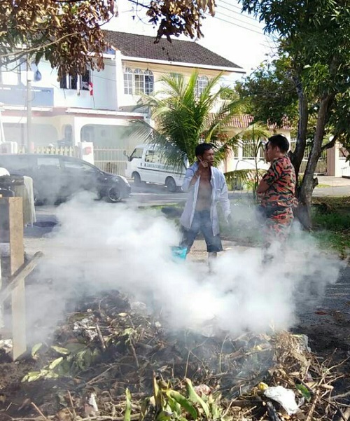 A fireman from the Miri Bomba caught a worker at a housing project red-handed, carrying out open-burning in a residential area in Miri.