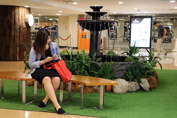 The seating area with water fountain at the escalator lobby.