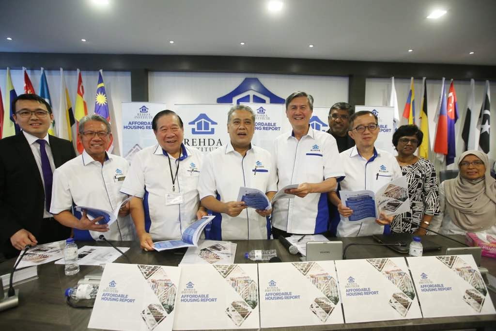 大马房地产发展商会研究院推介我国可负担房屋转型报告。左起为张壆显、慕达萨、黄腾亮、法迪伊斯干达、黄中立、孙兴存；右起罗斯娜妮、桑达副教授以及马兴德南教授。