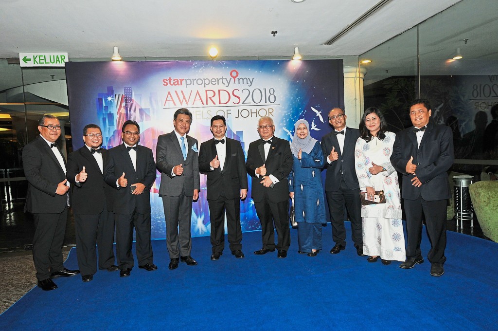 (fourth from left) Star Media Group managing director/chief executive officer Datuk Seri Wong Chun Wai, Johor Land Bhd chairman Datuk Kamaruzzaman bin Abu Kassim, and managing director Hj Lukman Bin Hj Abu Bakar with the team attending the awards night.