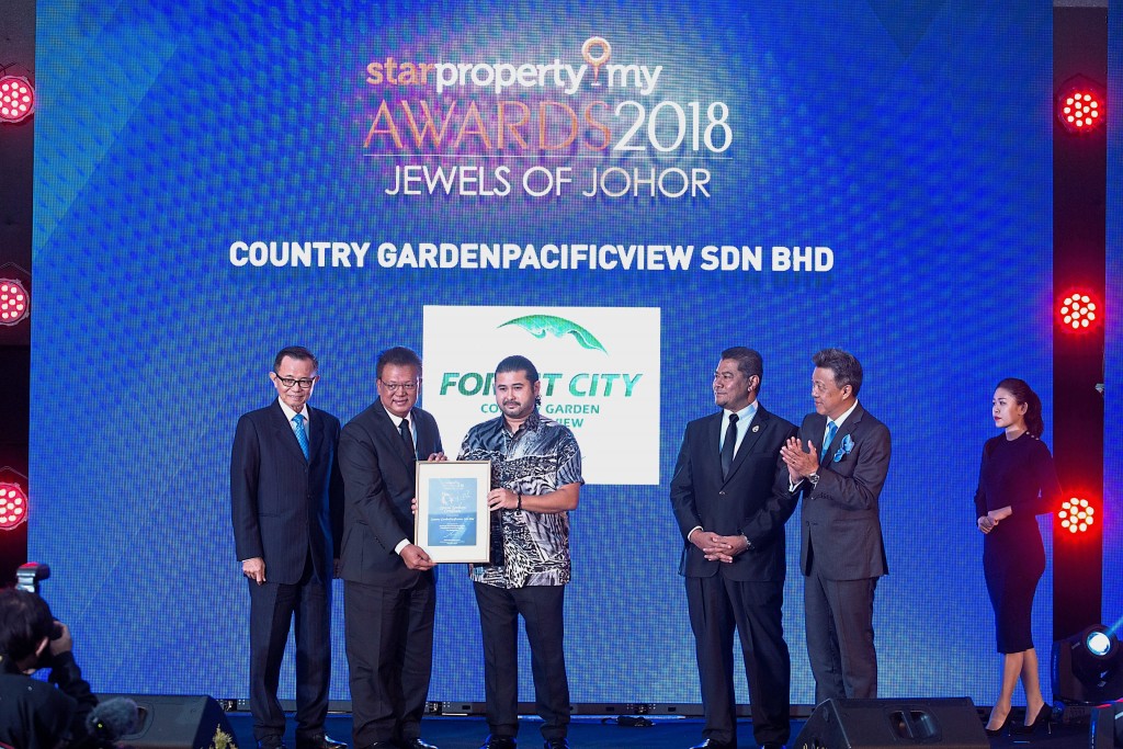 Country Garden PacificView Sdn Bhd executive director Datuk Md Othman Bin Hj Yusof receiving the special mention category from Tunku Ismail, while Star Media Group chairman Datuk Fu Ah Kiow (left) and Johor Housing and Rural Development Committee chairman Dzulkefly Ahmad and Datuk Seri Wong Chun Wai look on.