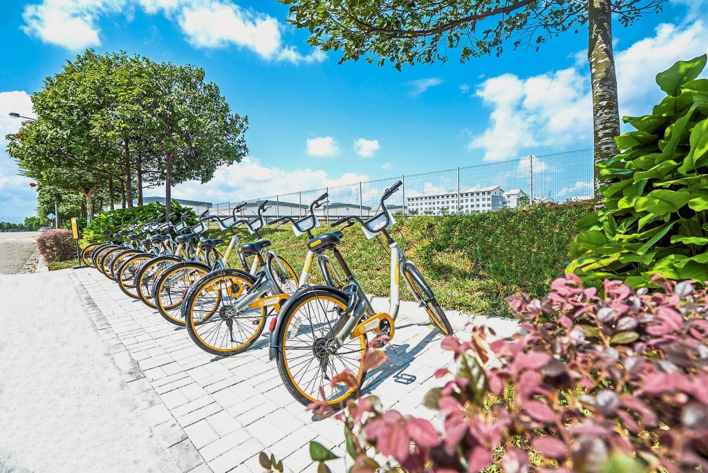 i-Park has a recreational park containing a 581-metre jogging track and outdoor gym equipment, plus two retention ponds beautified with lush greenery