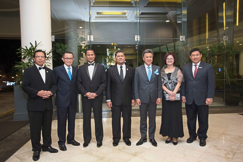 (From left to right) Johor State Financial officer YB Tuan Haji Rahim Bin Nin, Star Media Group chairman Fu Ah Kiow, Johor Corporation director Datuk Haji Azmi Bin Rohani, Johor Housing and Rural Development Committee chairman Dzulkefly Ahmad, Star Media Group chief executive officer Datuk Seri Wong Chun Wai, chief revenue officer Lydia Wang and StarProperty Business Unit assistant manager Ernest Bernard Towle during the awards.