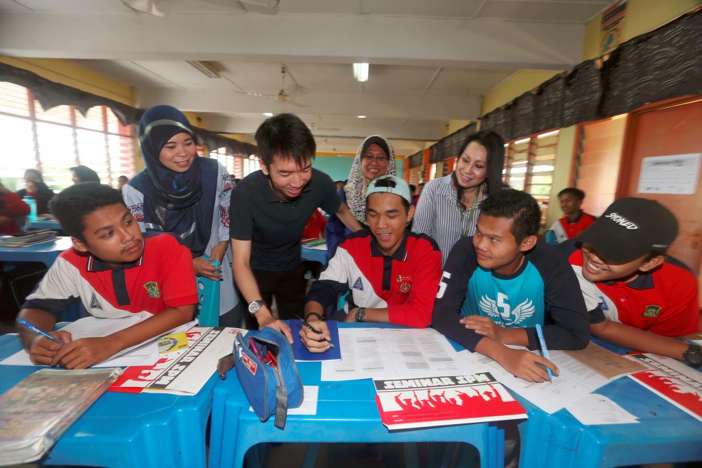 Country Garden Pacificview Sdn Bhd chief strategy officer Ng Zhu Hann mingled with students during SPM 2018 Seminar organized by Forest City at SMK Tanjung Adang, Gelang Patah.