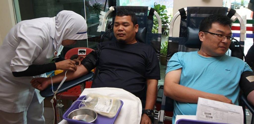 A donor during Stay-Healthy Blood Donation and Health Campaign by UMLand Seri Alam. (photo from http://www.umland.com.my/)